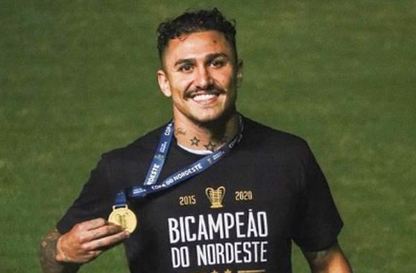 Grêmio encaminha contratação de Vina, que se despede do Ceará