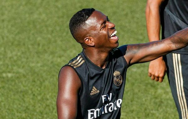 Vinicius Júnior tem cartão vermelho anulado e pode jogar nesta quarta; Valencia é multado