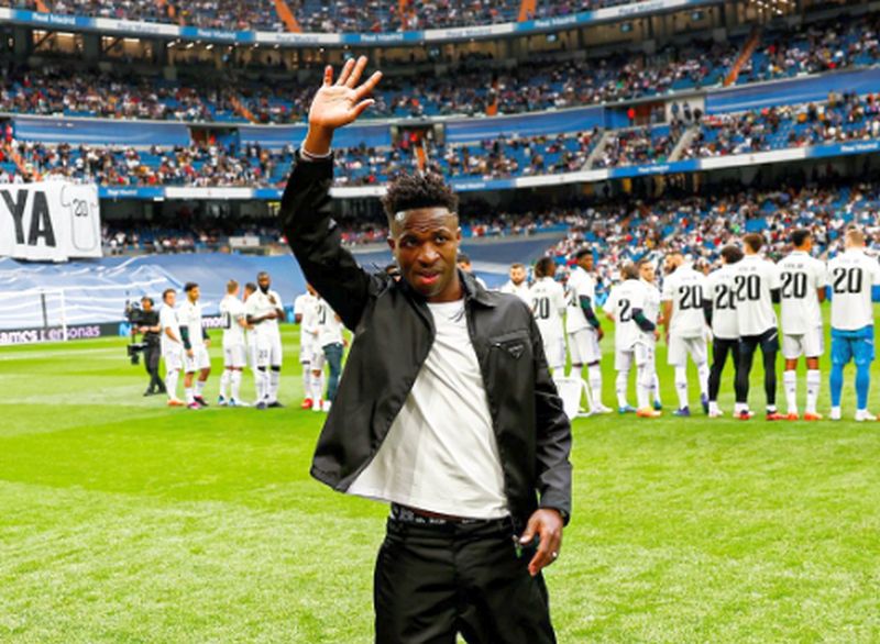 Aplausos no minuto 20, faixas e cartazes em apoio a Vinicius Junior marcam jogo do Real Madrid