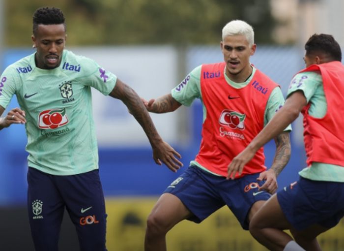 Garotos do Espanyol tietam Vini Jr em treino da seleção