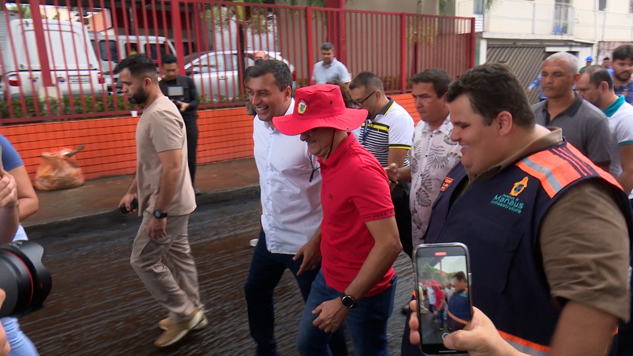 Prefeito e governador vistoriam serviços de recapeamento asfáltico em bairros de Manaus