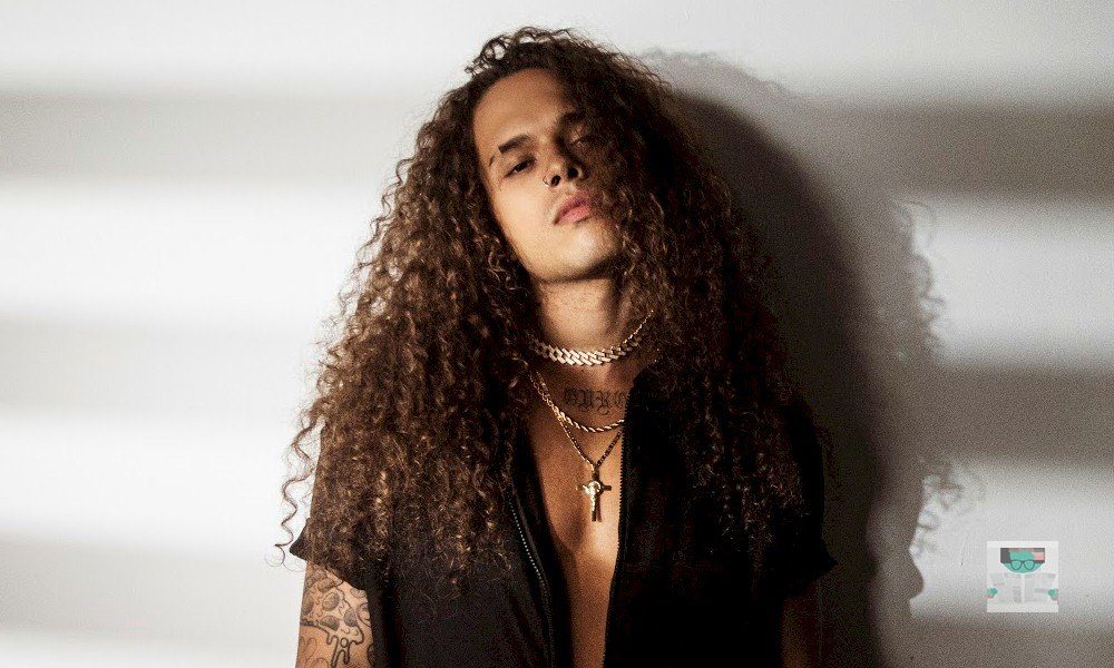 Vitão vira chacota por cover de Alcione e rebate: 'sabem p*** nenhuma'