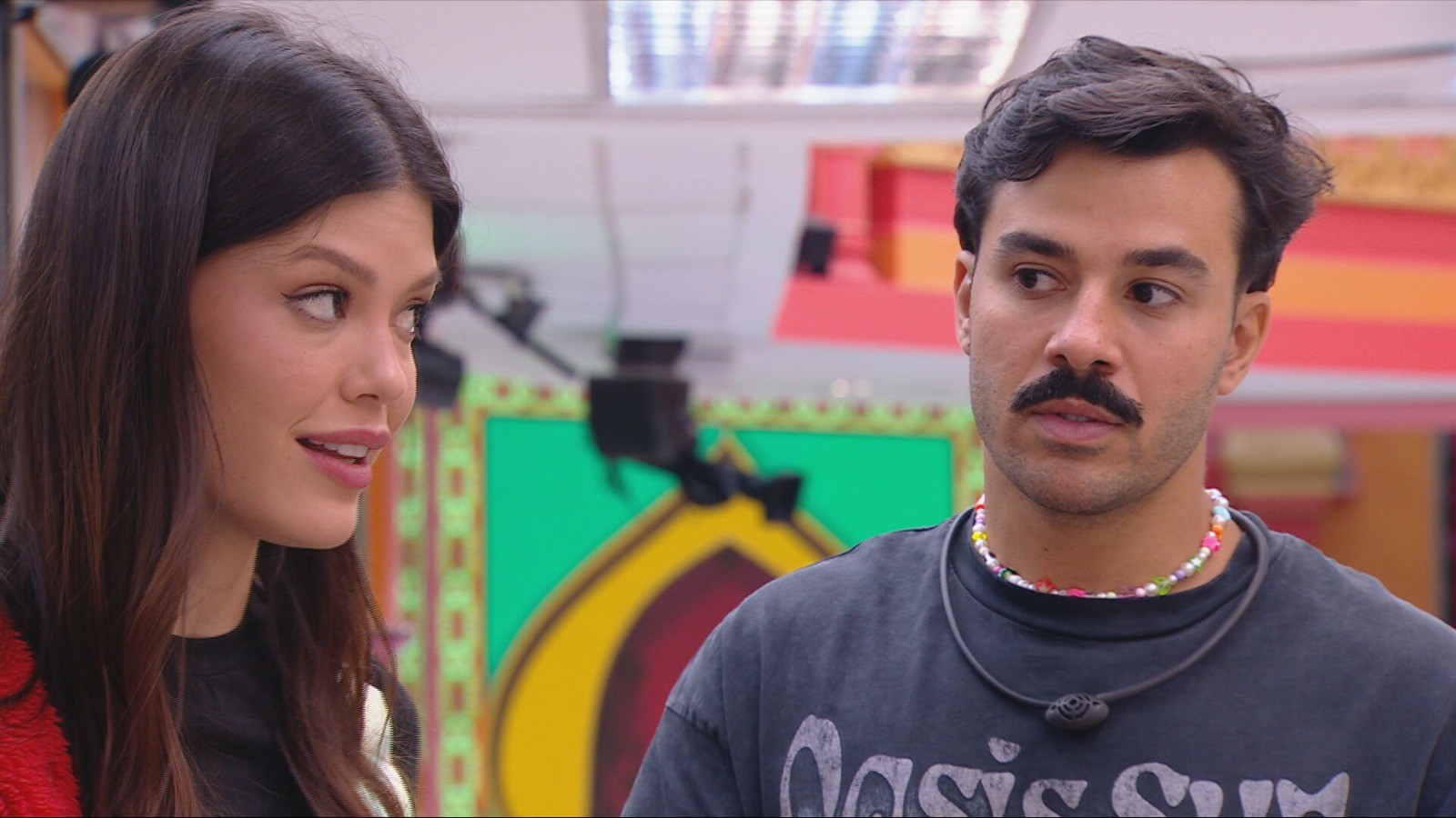 Mateus alerta Vitória no BBB 25: 'Quem se mistura com porcos, farelos come'