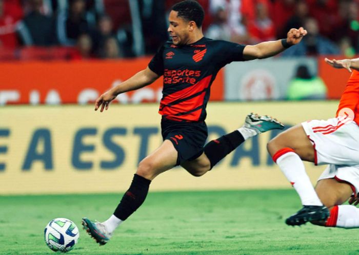 Barcelona faz análise interna e decide avançar por Vítor Roque, diz jornal