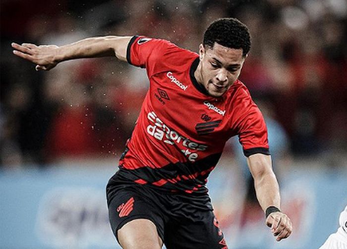 Barça e Athletico fazem reunião por Vitor Roque, mas valores adiam acordo