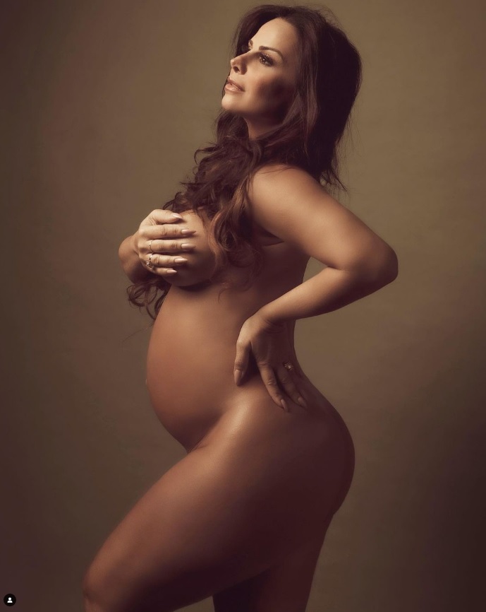 Viviane Araújo posa nua com barrigão na reta final da gravidez