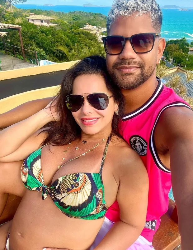 De biquíni, Viviane Araújo mostra barriga de gravidez ao lado do marido