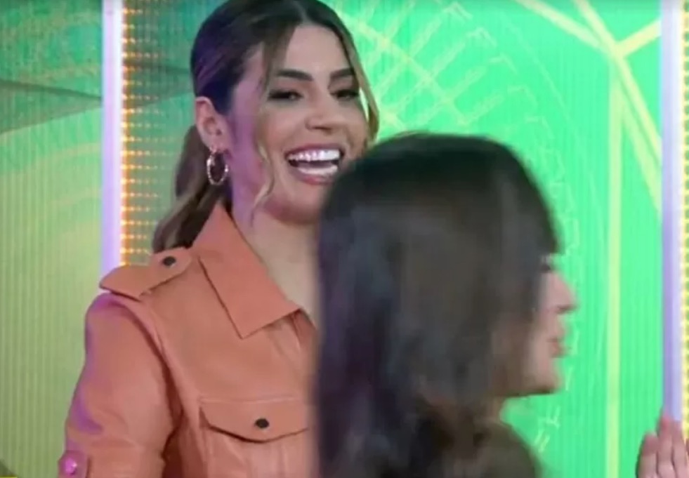 Thaís comete gafe e passa em frente as câmeras durante merchan em programa