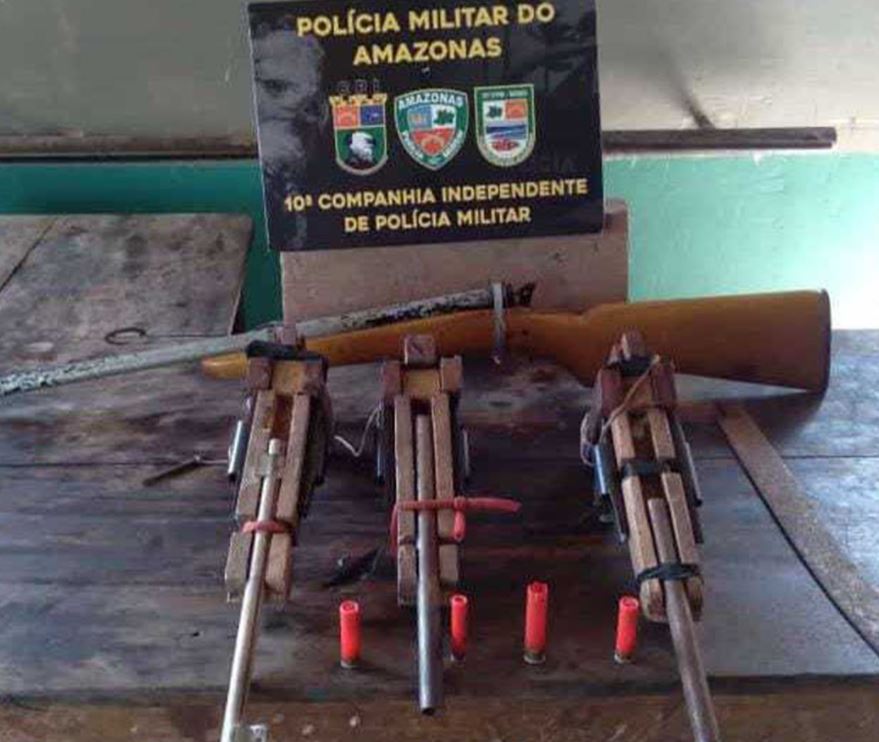 Homem surta, atira em vizinho e é preso com 4 armas em casa no Amazonas