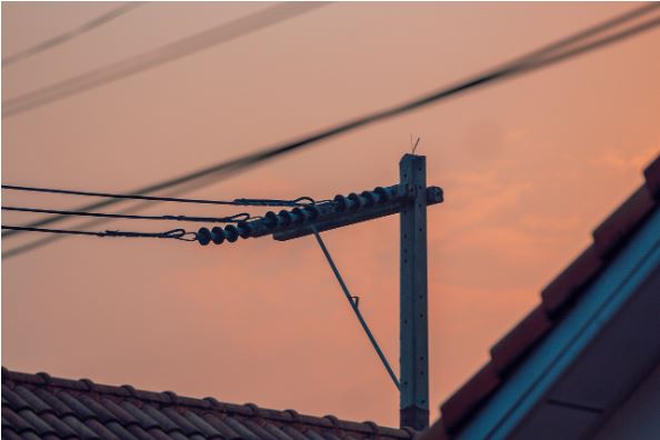 Motociclista morre atingido por poste derrubado por árvore