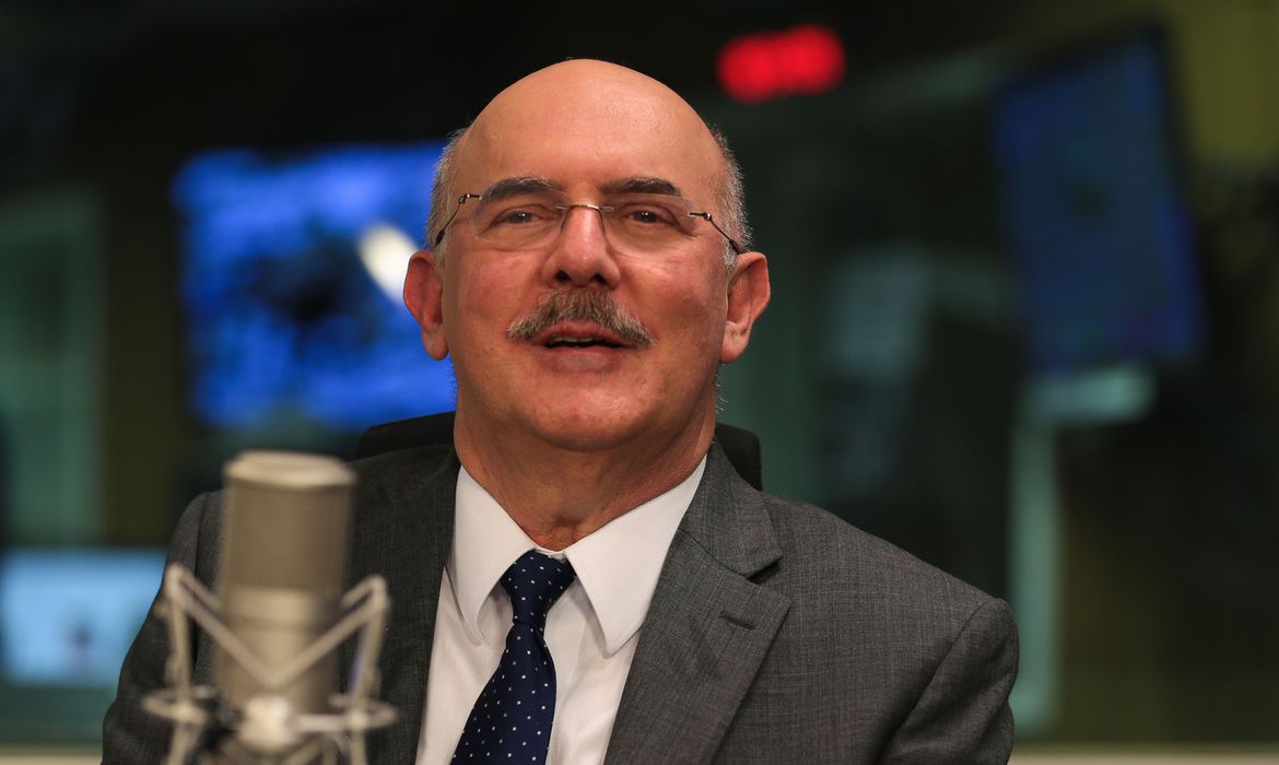 "De que adianta diploma, se fica endividado?" diz ministro da educação