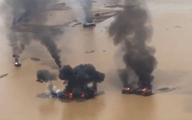 PF destrói 81 balsas de garimpeiros ilegais no Rio Madeira no Amazonas