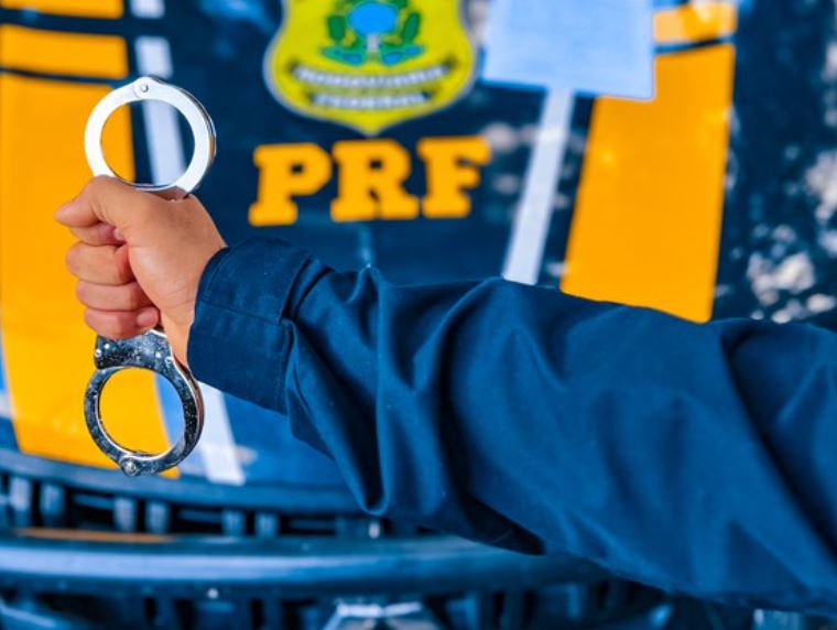 Foragido sai correndo ao ver agentes da PRF, mas acaba preso na BR-174