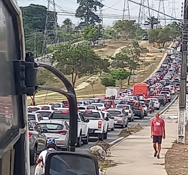 Acidente causa congestionamento quilométrico na Avenida das Torres