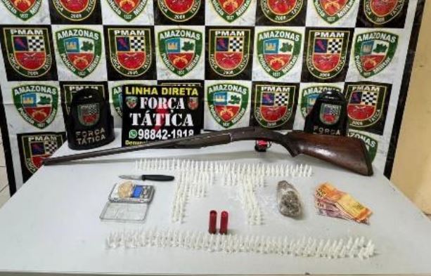 Traficante é preso com espingarda e 300 pinos de cocaína em Iranduba