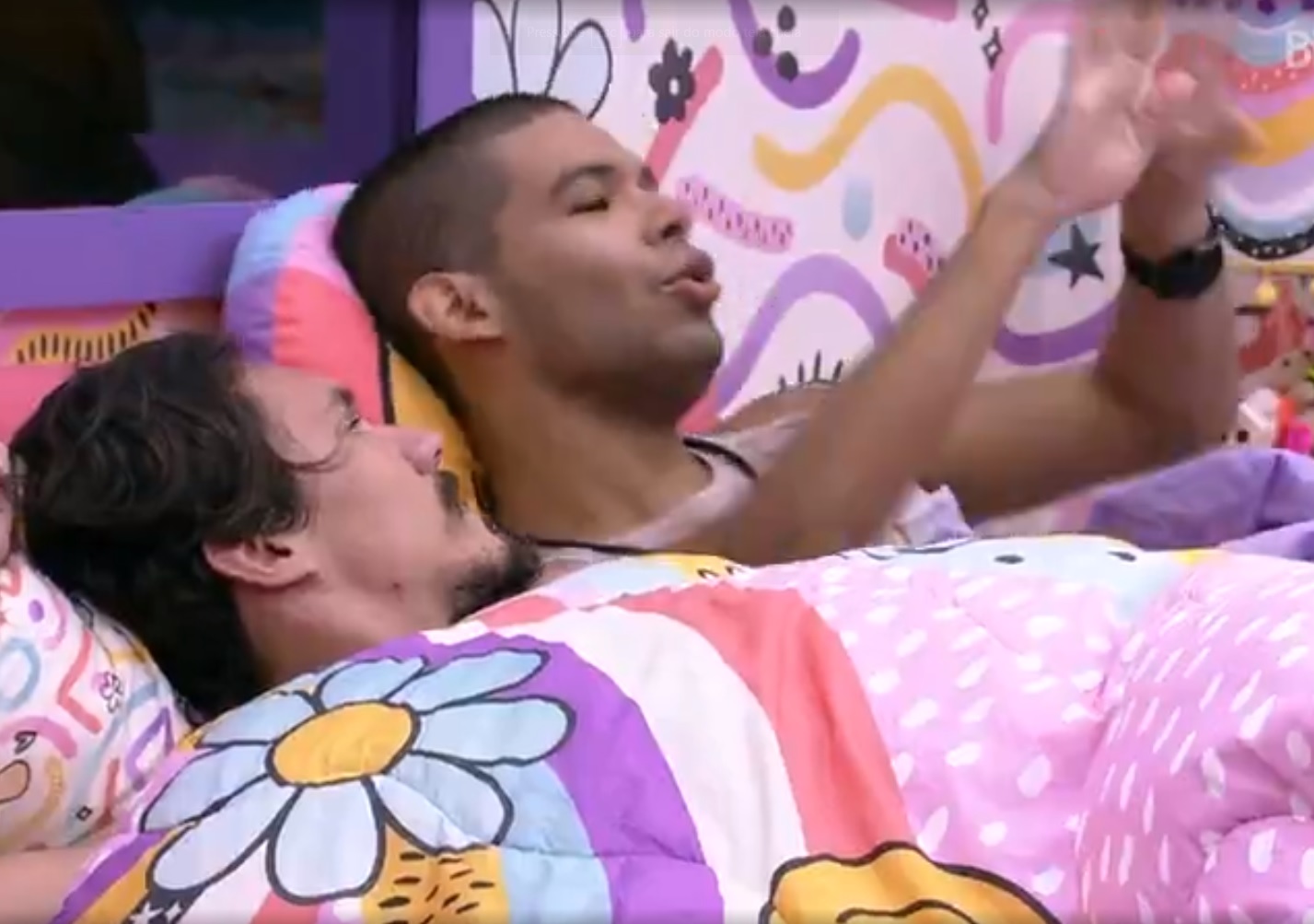 BBB22:  Vyni ajuda Eliezer na depilação íntima e deixa internet chocada