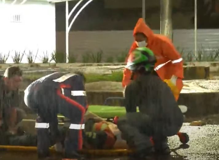 Mototaxista fica ferido ao ser arremessado durante acidente em Manaus