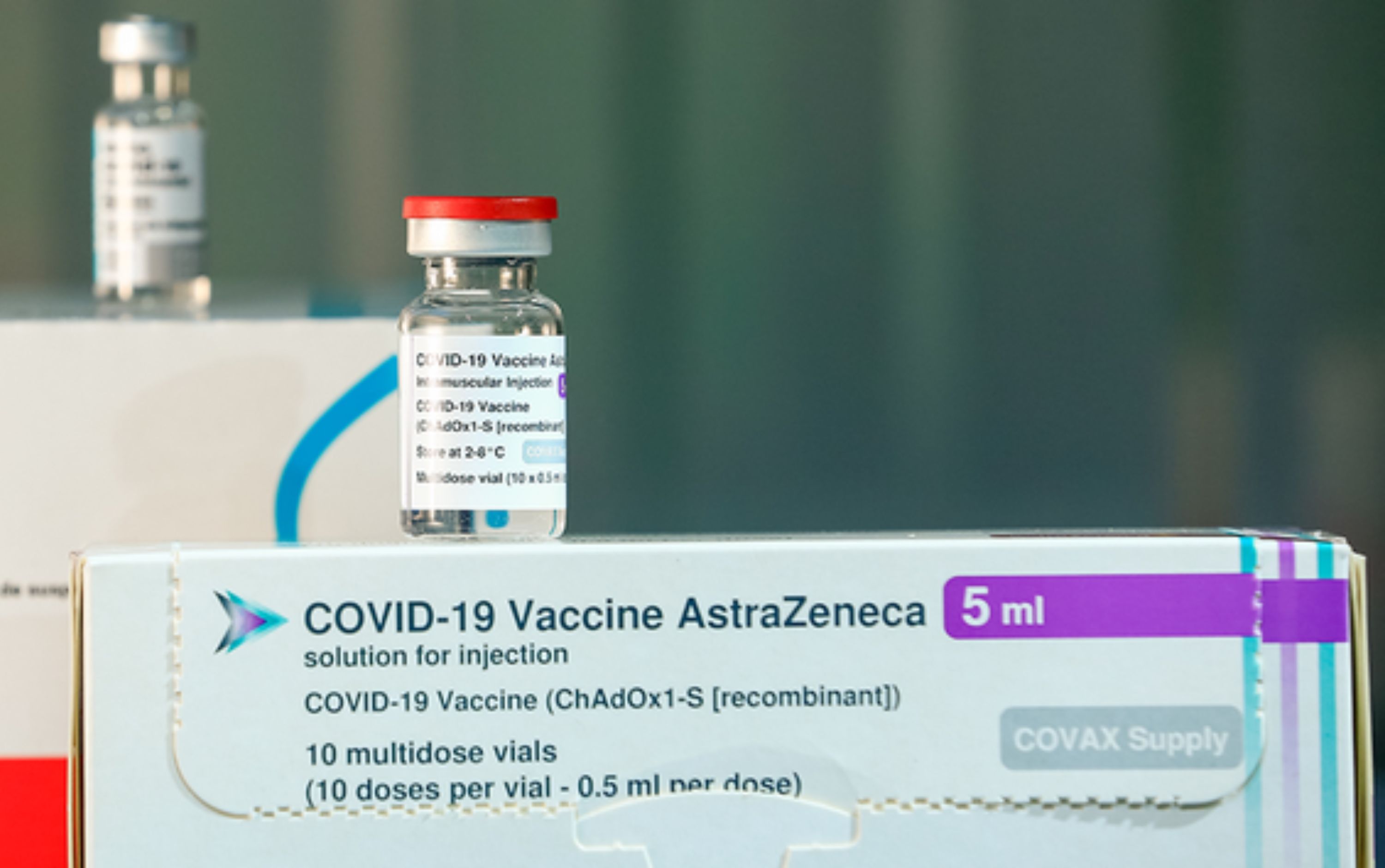 AstraZeneca admite efeito colateral raro da vacina contra Covid