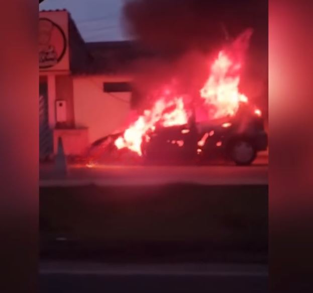 Um dia após sair da manutenção, carro pega fogo em avenida de Manaus