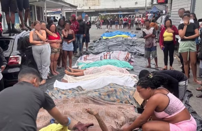 Moradores resgatam e expõe mais de 50 mortos em praça no RJ após operação