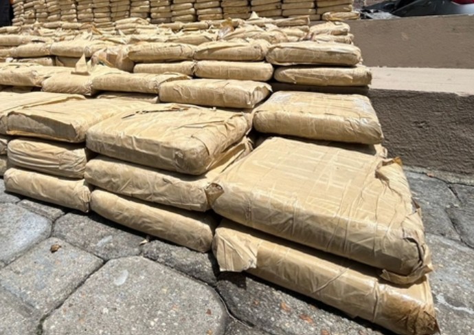 Colombianos e brasileiro são presos com 1,1 tonelada de drogas em Manaus