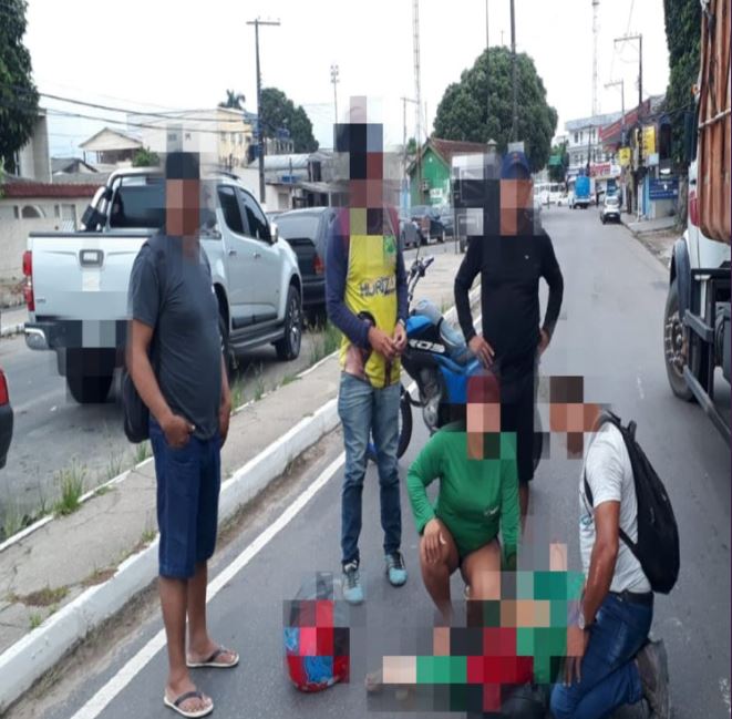 Homem fica ferido ao cair de motocicleta no meio de avenida em Manaus