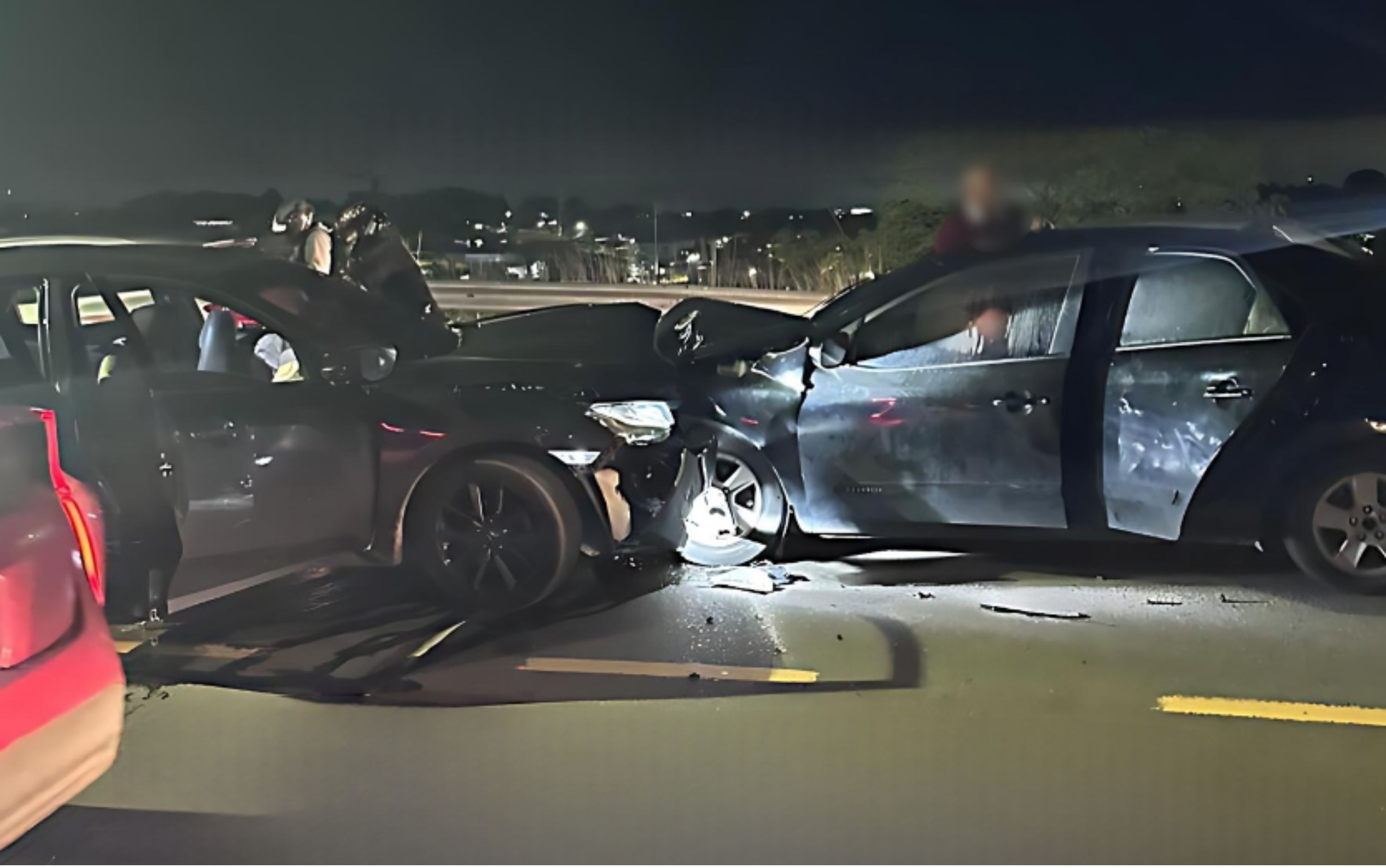 Carro invade contramão e causa grave acidente em Manaus