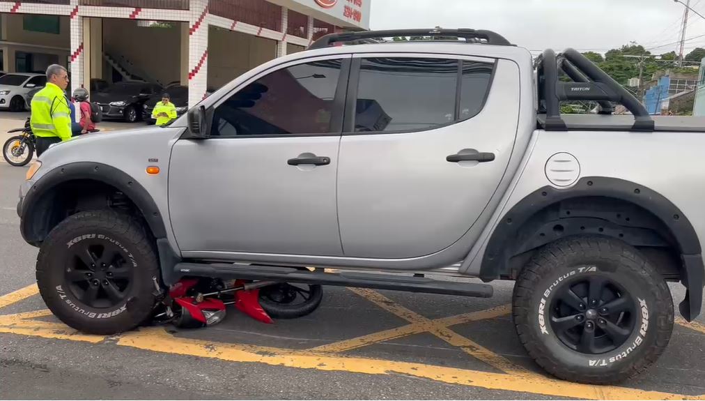 Motociclista vai parar debaixo de carro durante acidente no Centro 