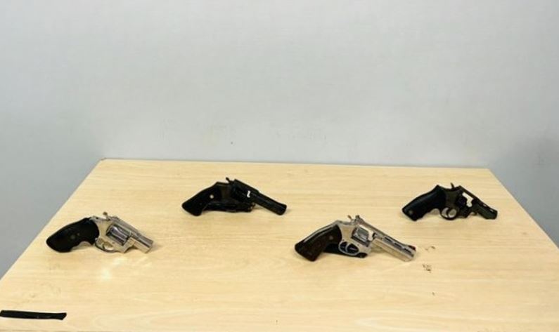 Homem é preso com 4 armas durante operação da polícia em Manaus