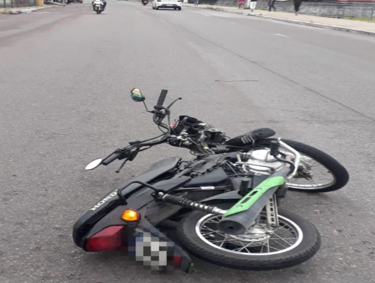 Acidente com motocicleta na Av. Brasil deixa homem ferido em Manaus
