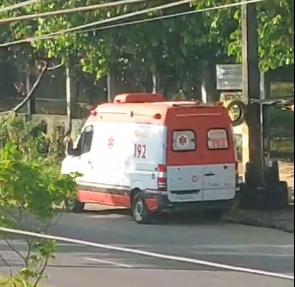 Mulher fica ferida em acidente entre carro e motocicleta no Terra Nova