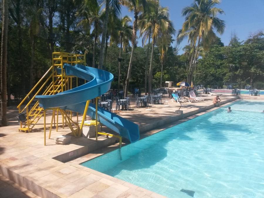 Banhista que cortou o pé em piscina do clube receberá indenização