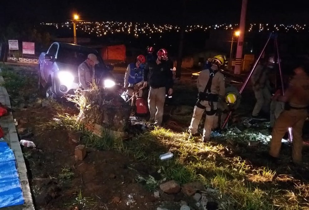 Homem cai em poço de 15 metros após bater carro e sair para conferir danos