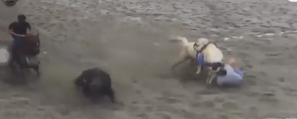 Vaqueiro morre ao ser arrastado e pisoteado por boi durante vaquejada