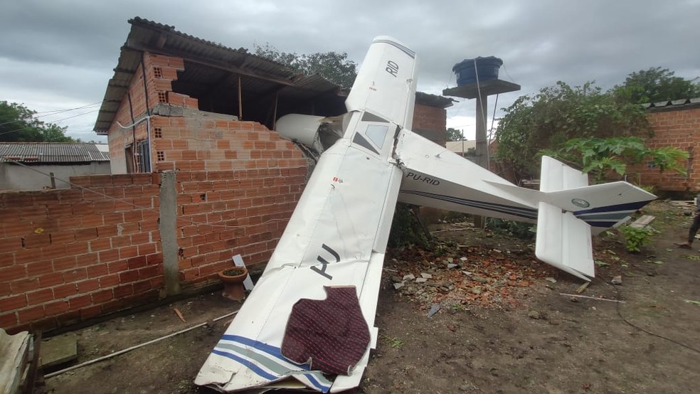 Avião cai, atinge casa e deixa idoso ferido