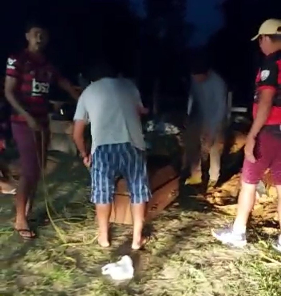 Família faz enterro de vítima da Covid após coveiro sumir do local
