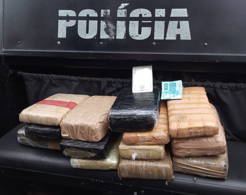 Jovem é presa com 18kg de drogas escondidas em malas em barco no Amazonas