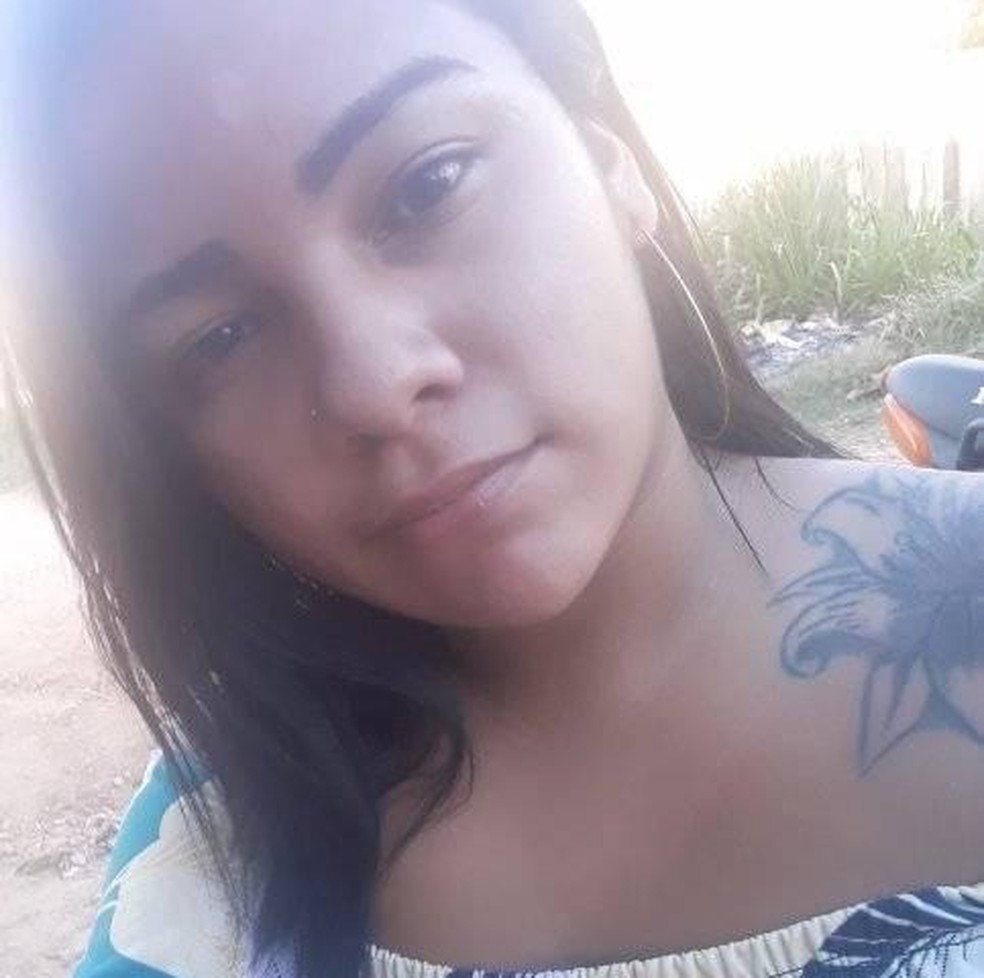Jovem morre após receber descarga elétrica enquanto usava o celular