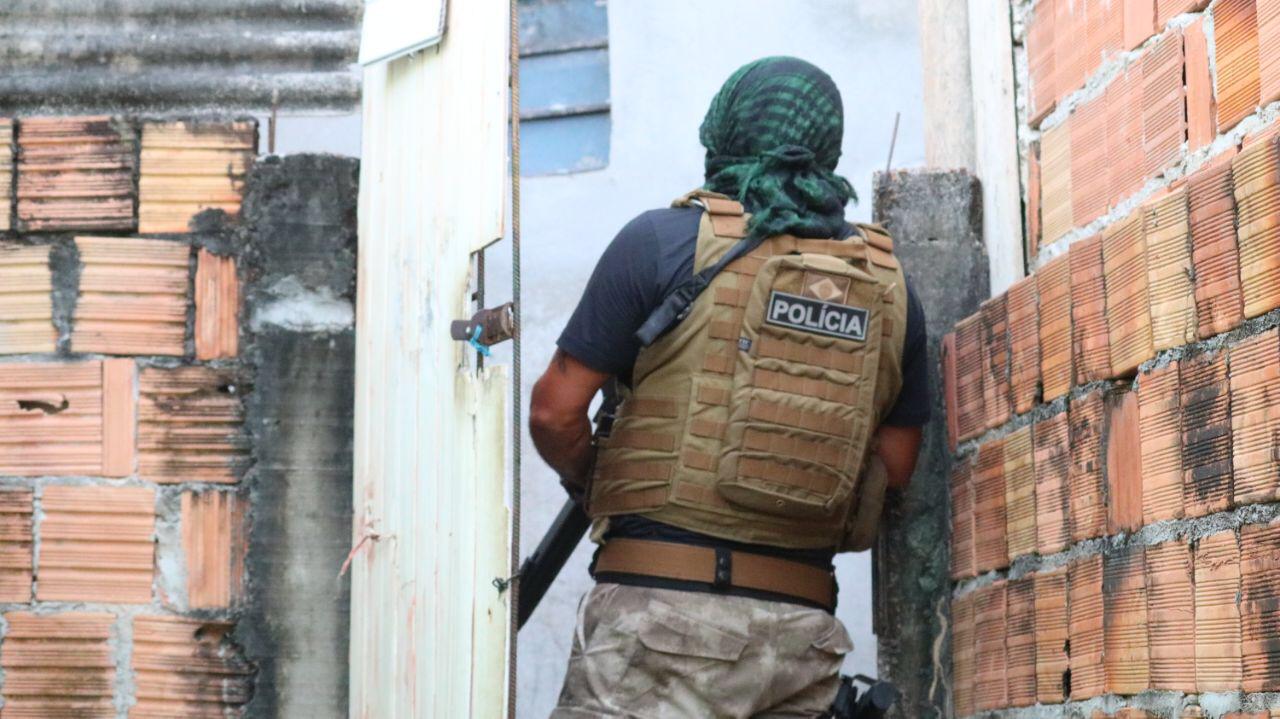Polícia procura 21 criminosos durante operação em áreas vermelhas de Manaus