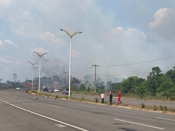Incêndio em área de mata na Manoel Urbano assusta população