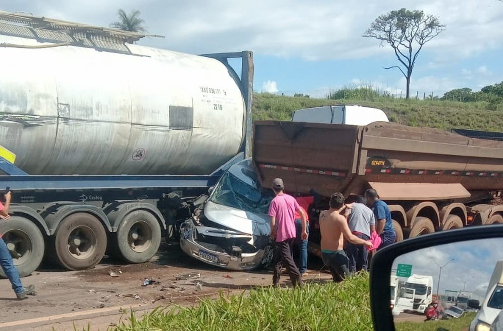 Grave acidente com 12 veículos deixa trânsito caótico em rodovia; vídeo