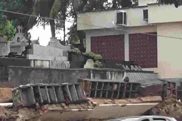 Restos mortais ficam expostos em rua após muro de cemitério desabar
