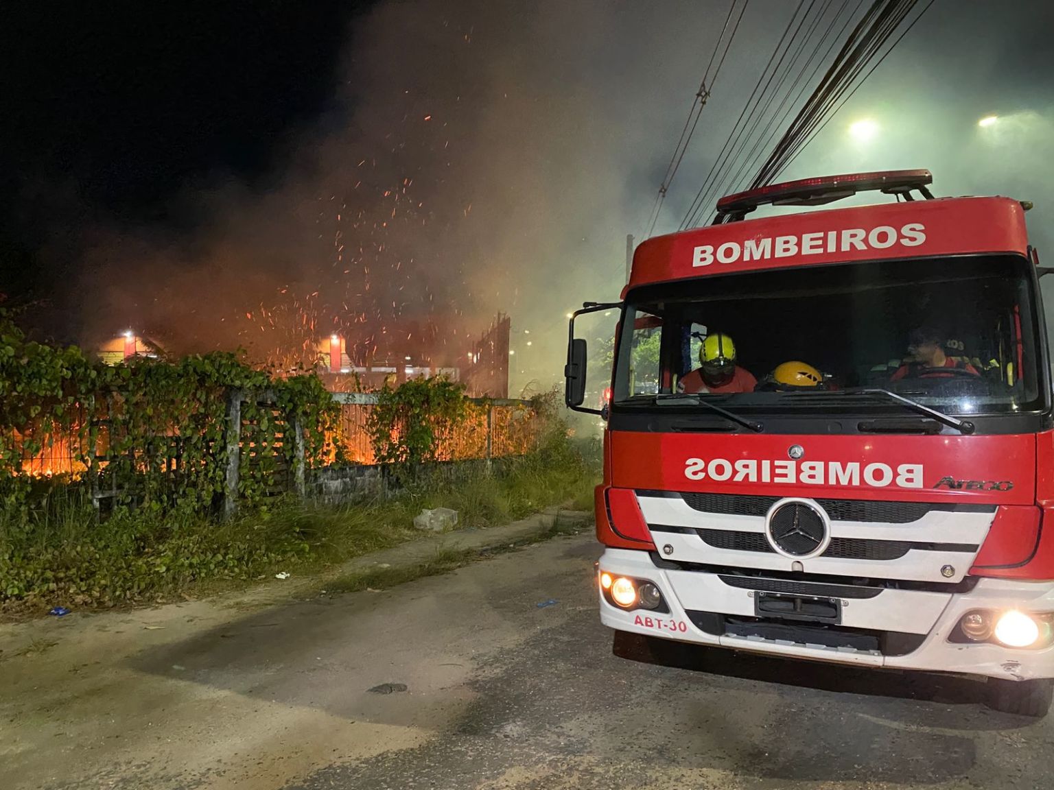 Incêndio em terreno baldio assusta moradores em Manaus