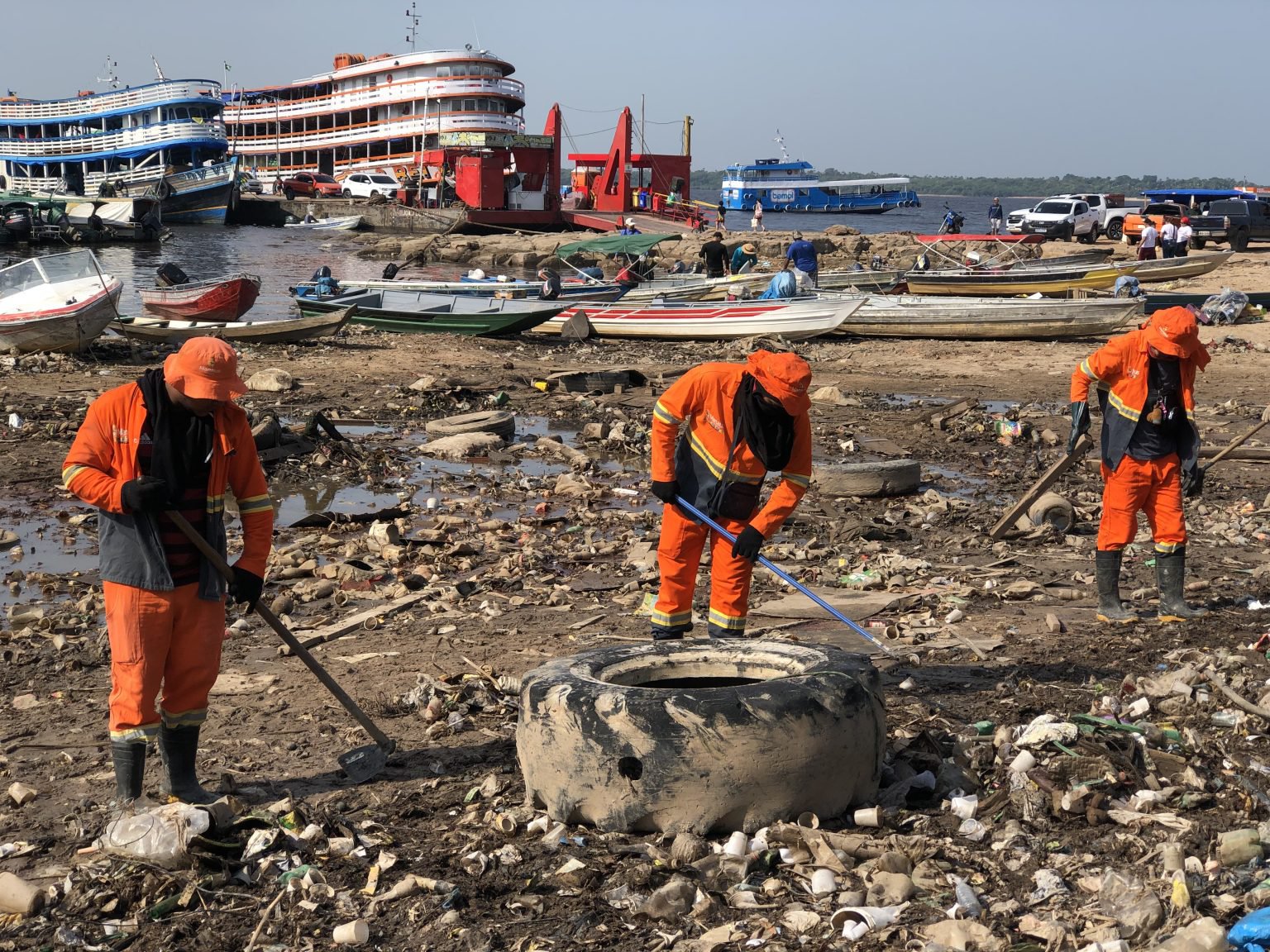 Prefeitura retira lixo acumulado na orla da Manaus Moderna