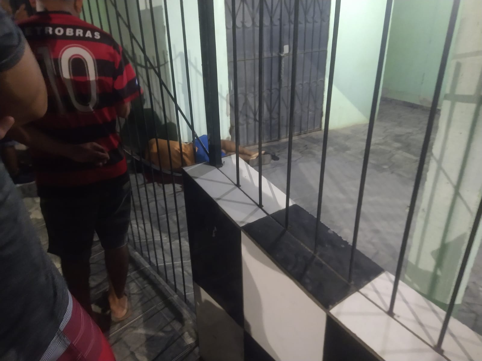 Homem é crivado de balas dentro de casa em Manaus