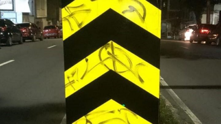 Placa pichada no Centro de Manaus aumenta riscos de acidentes