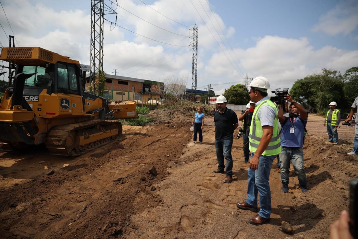 Wilson Lima vistoria obras do Prosamin+ na Avenida Manaus 2000