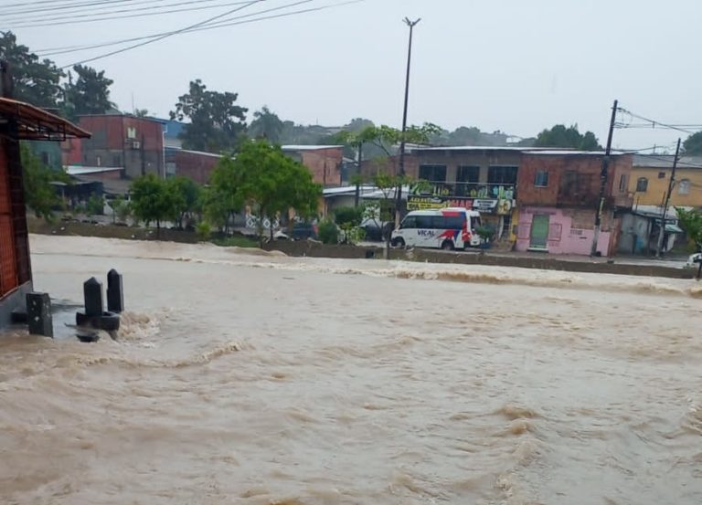 Defesa Civil alerta sobre possibilidade de inundações durante chuva em Manaus
