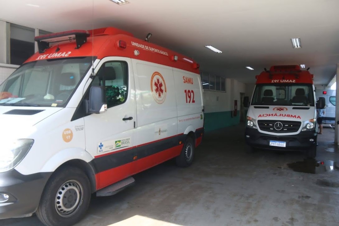 Motociclista fica ferido ao bater na traseira de carro na Compensa