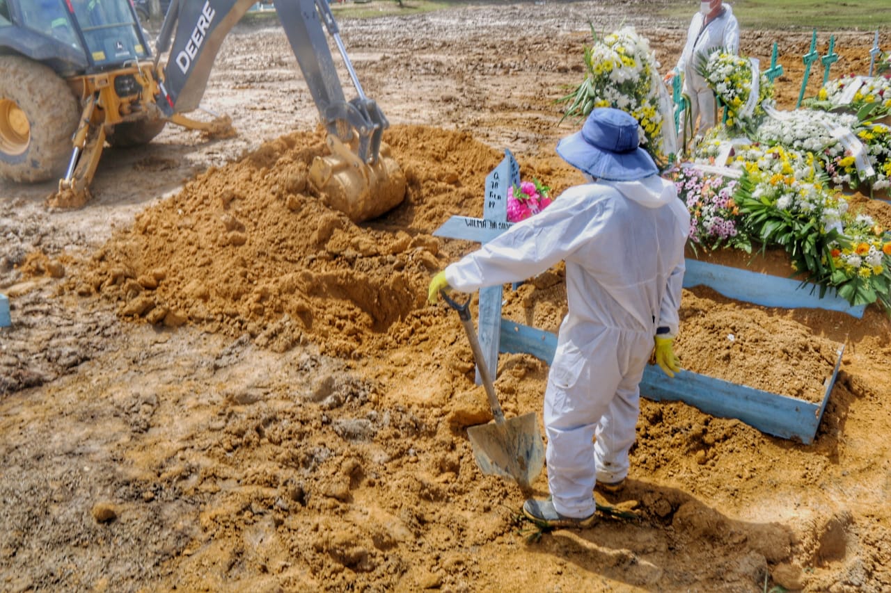 Brasil tem média móvel acima de mil mortes por Covid após 15 dias em queda